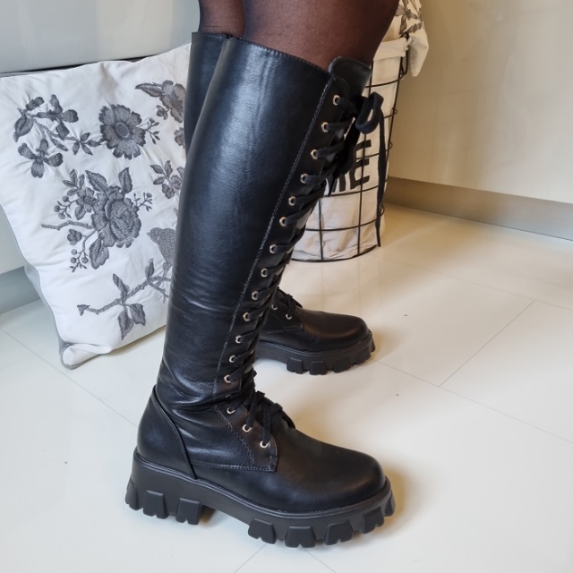 Lace up črni škornji z debelejšim podplatom: 41