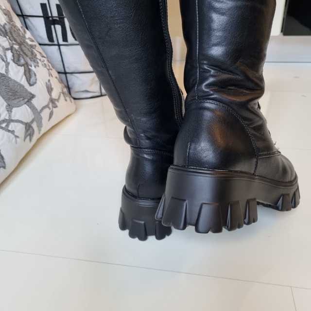 Lace up črni škornji z debelejšim podplatom: 41